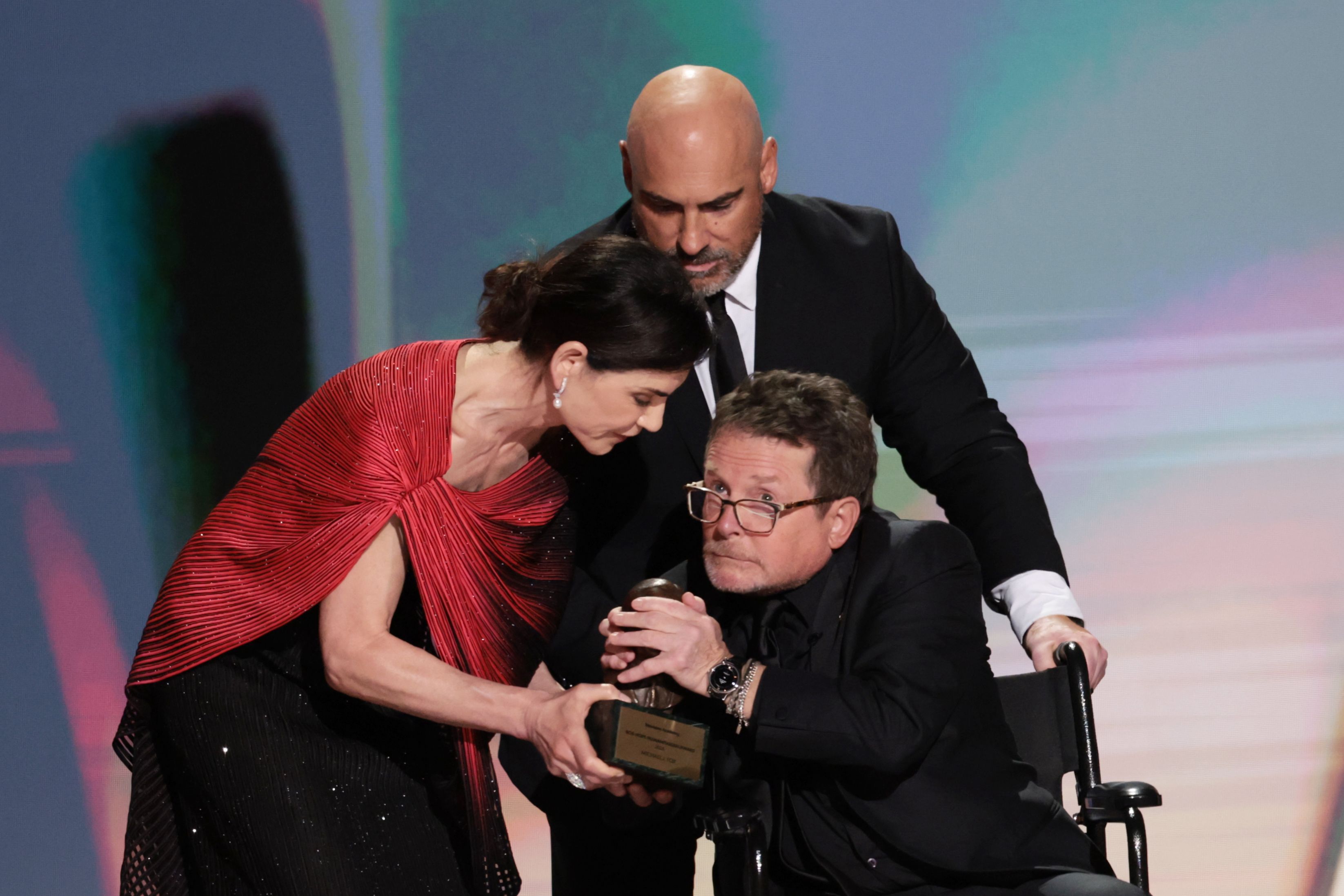 Michael J. Fox recibiendo su galardón en los Premios Emmy