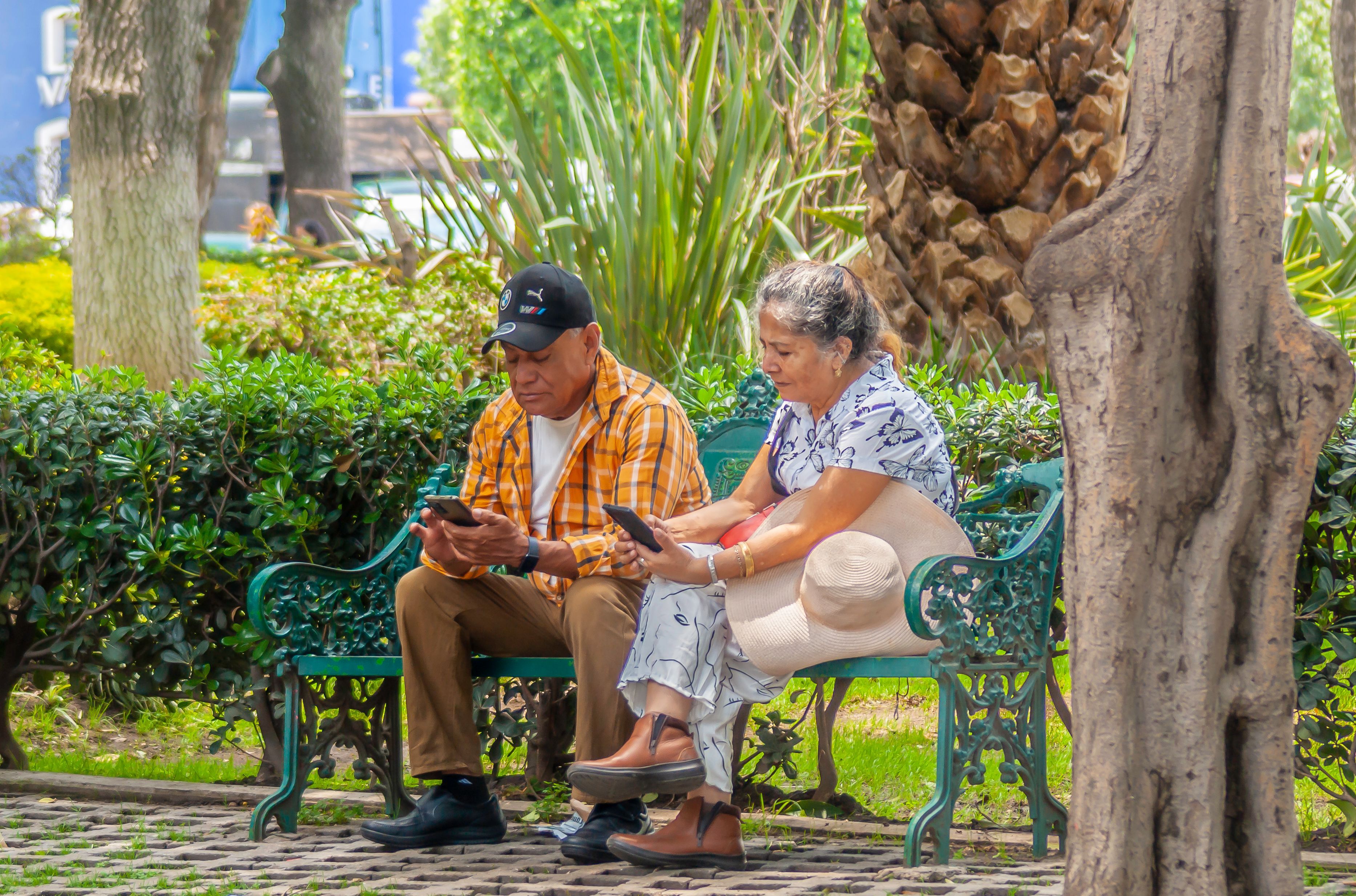 Pareja mirando sus móviles