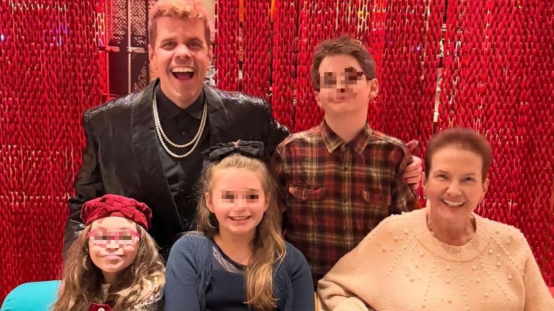Perez Hilton con sus tres hijos y su madre Perez Hilton con sus tres hijos y su madre