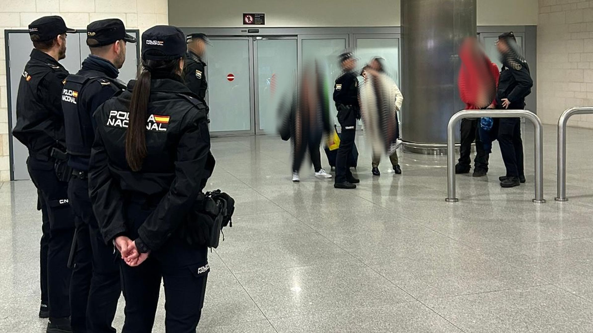 Policías en aeropuerto Policías en aeropuerto