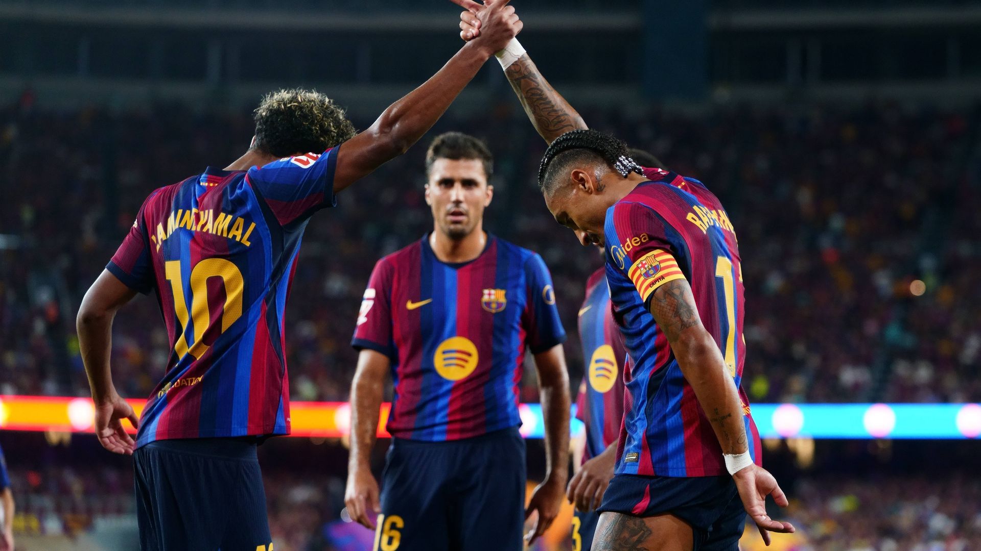 Rodri observa la celebración entre Lamine Yamal y Raphinha en el Barça Rodri observa la celebración entre Lamine Yamal y Raphinha en el Barça