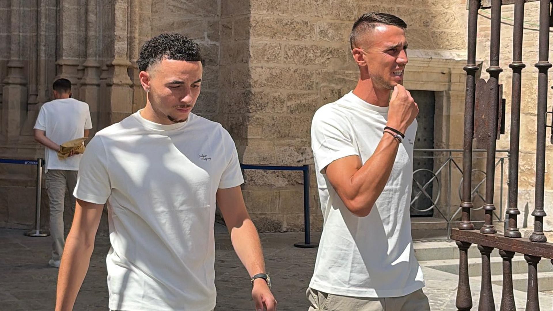 Rubén Vargas y Odysseas, en la ofrenda floral del Sevilla FC a la Virgen de los Reyes