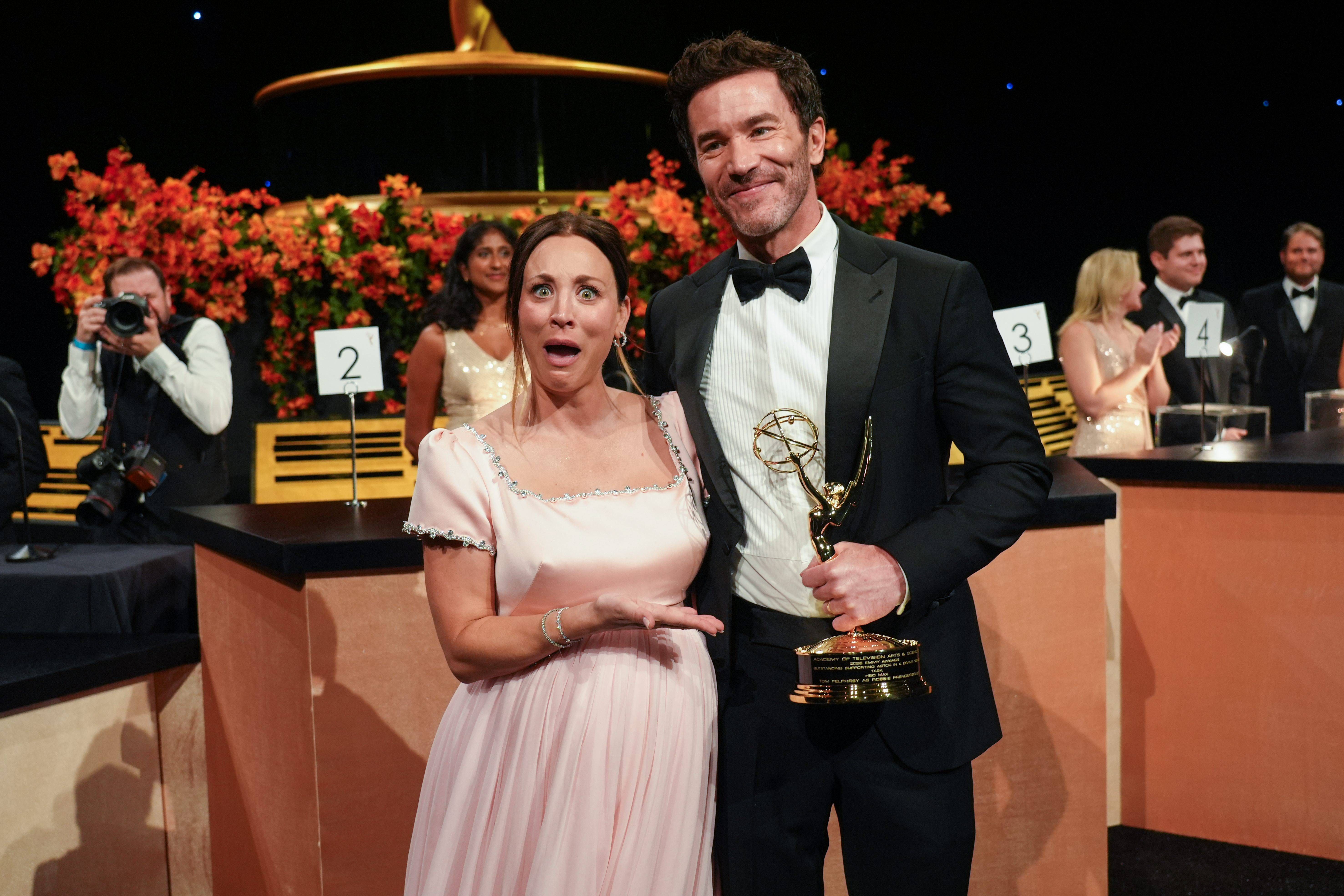 Tom y Kaley, con el Emmy ganado por el actor esta madrugada