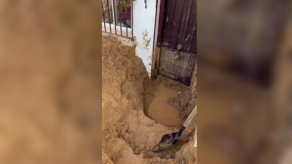 Tres viviendas, sepultadas bajo barro por la rotura de una tubería de agua en Matalascañas