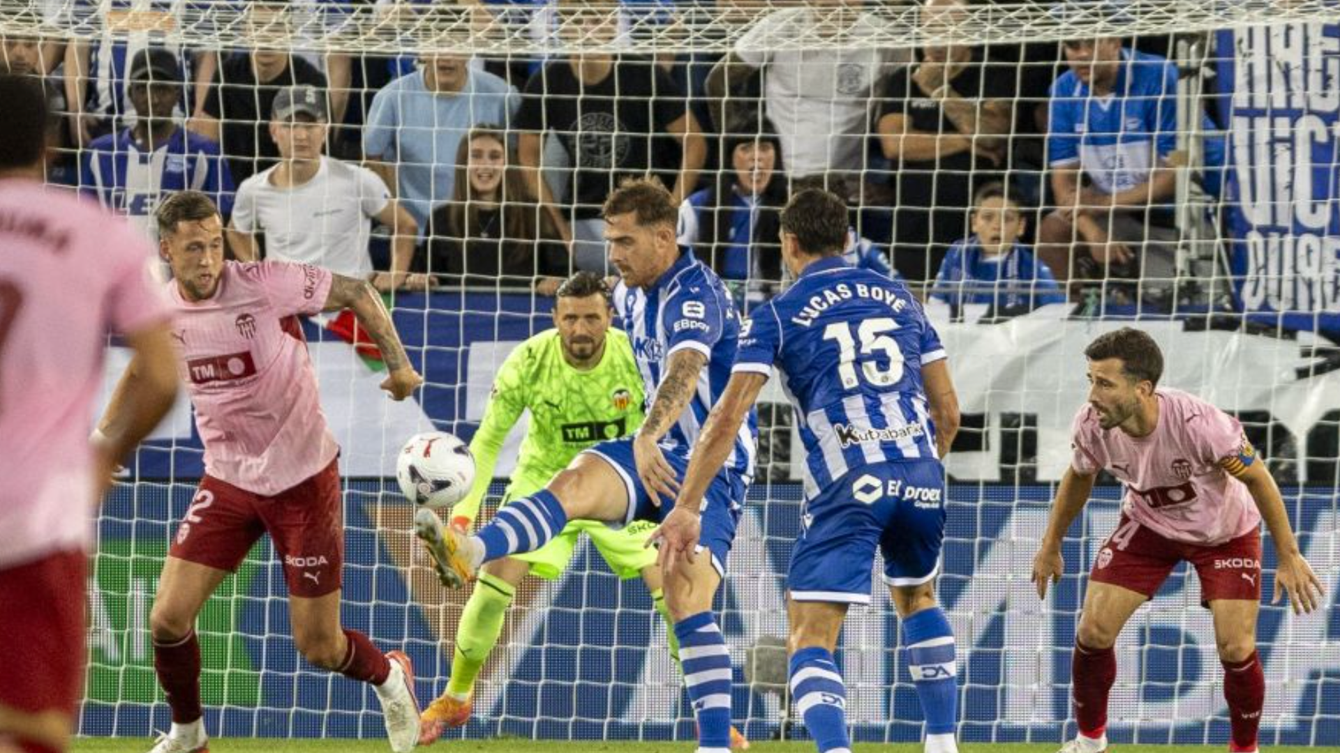 Un lance del Alavés-Valencia Un lance del Alavés-Valencia