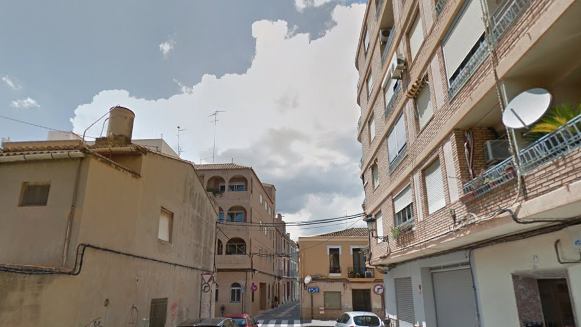 Un policía recupera una vivienda okupada tras entrar por la ventana y abrir la puerta desde dentro en Alboraira, Valencia Un policía recupera una vivienda okupada tras entrar por la ventana y abrir la puerta desde dentro en Alboraira, Valencia