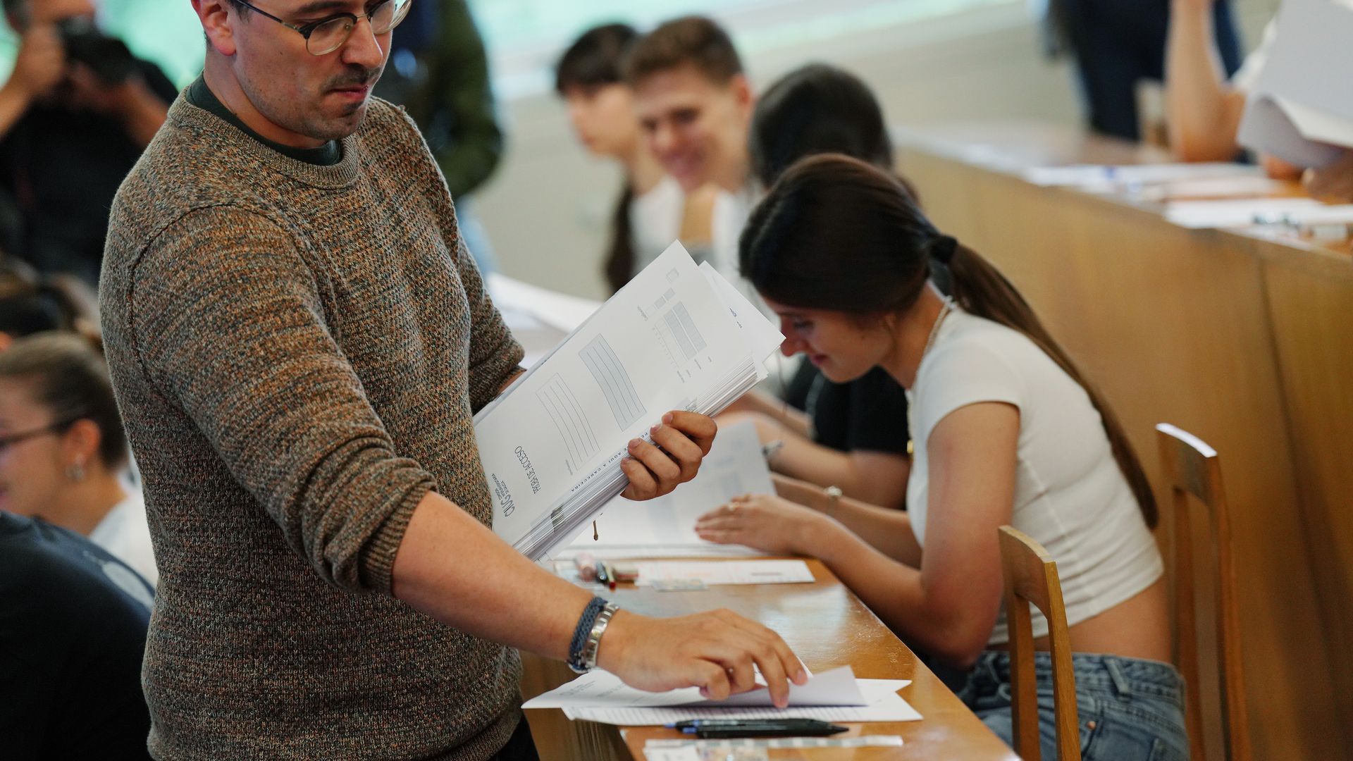 Un profesor reparte los exámenes de la PAU 2026 en la Facultad de Ciencias da Comunicación en Santiago de Compostela Un profesor reparte los exámenes de la PAU 2026 en la Facultad de Ciencias da Comunicación en Santiago de Compostela