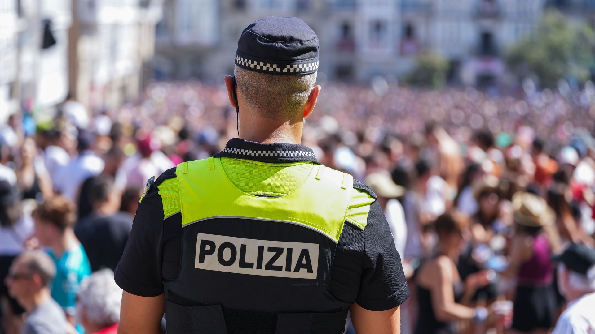 Una menor se arroja desde un segundo piso tras ser detenida por la Policía en Vitoria Una menor se arroja desde un segundo piso tras ser detenida por la Policía en Vitoria