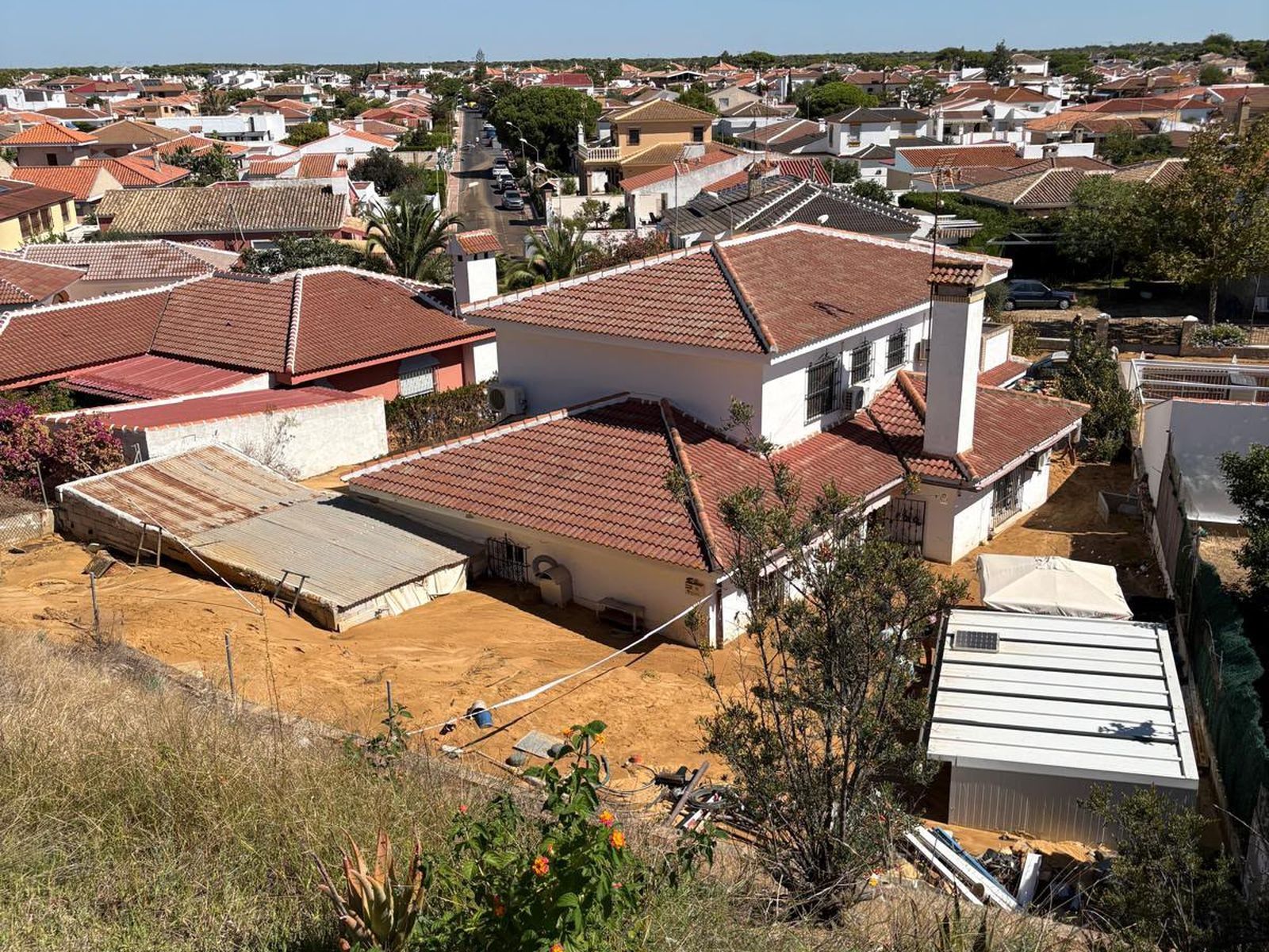 Una tubería revienta y el agua arrastra un talud de tierra sobre tres viviendas en Matalascañas, Huelva: "Ahora en esta casa todo es fango"