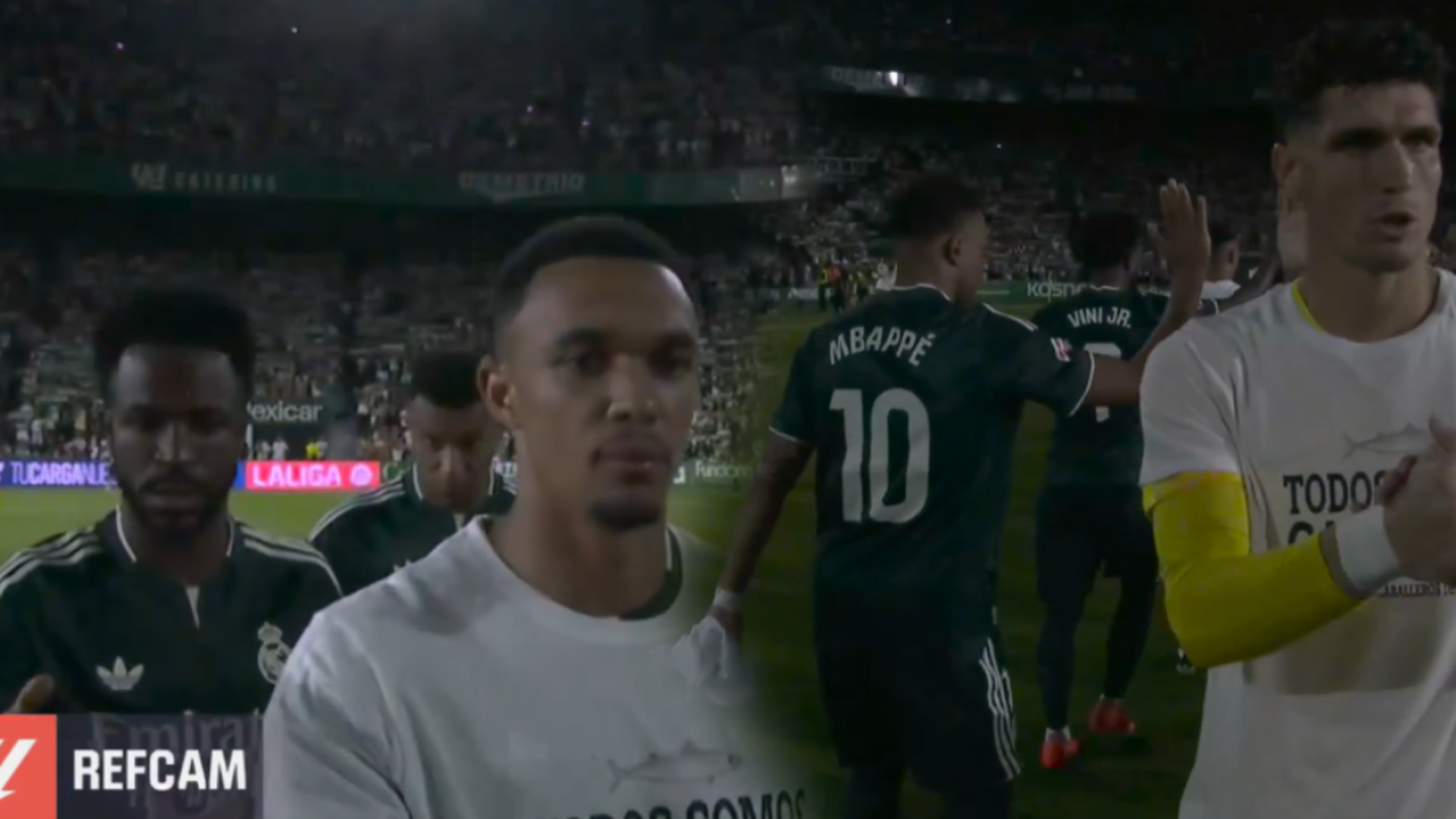 Vinicius, Mbappé y Konaté saltan al campo con la camiseta levantada tapando el mensaje de apoyo a Ceuta y se la quitan antes del saludo inicial Vinicius, Mbappé y Konaté saltan al campo con la camiseta levantada tapando el mensaje de apoyo a Ceuta y se la quitan antes del saludo inicial