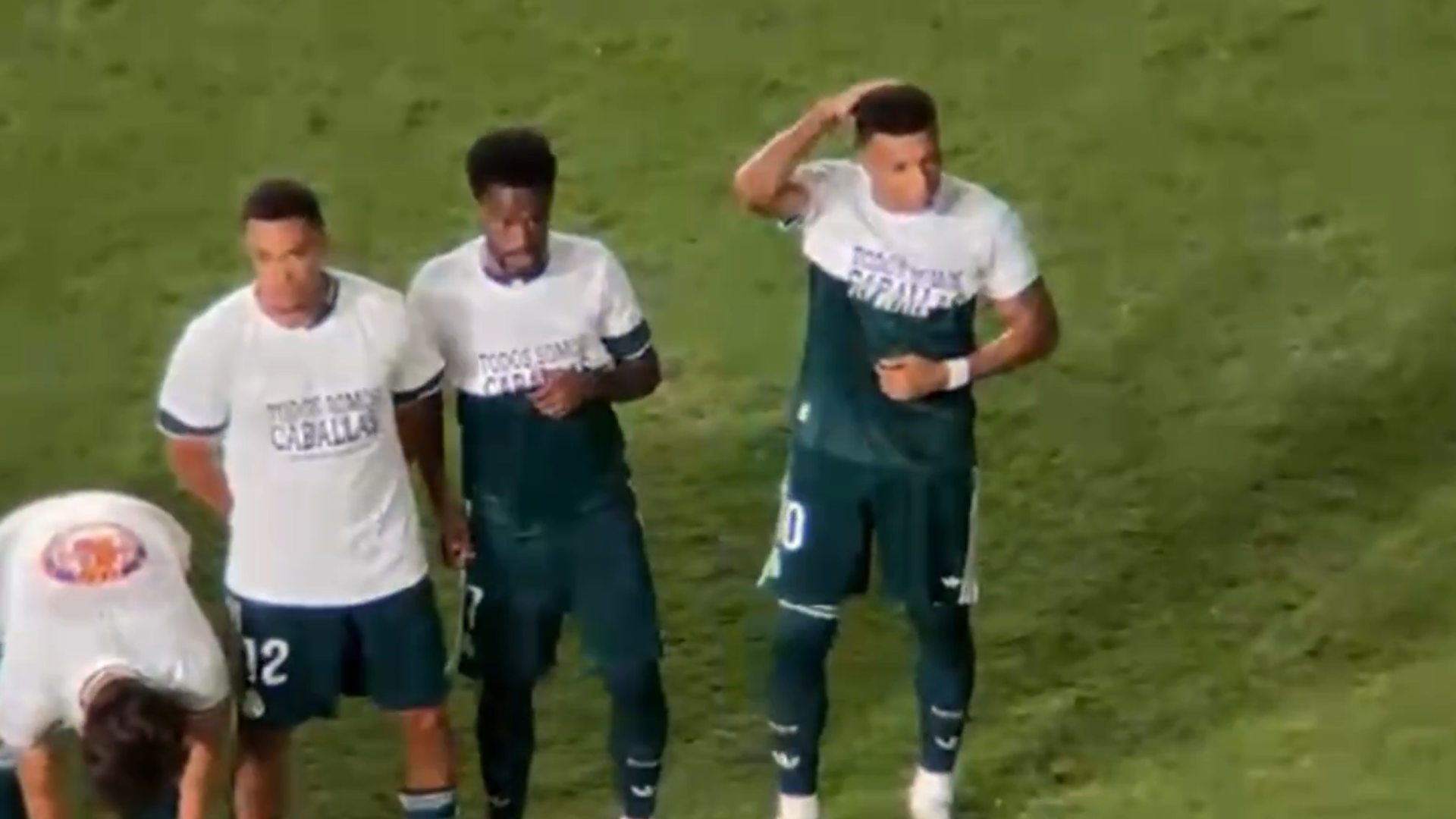 Vinícius y Mbappé esconden la camiseta de Ceuta