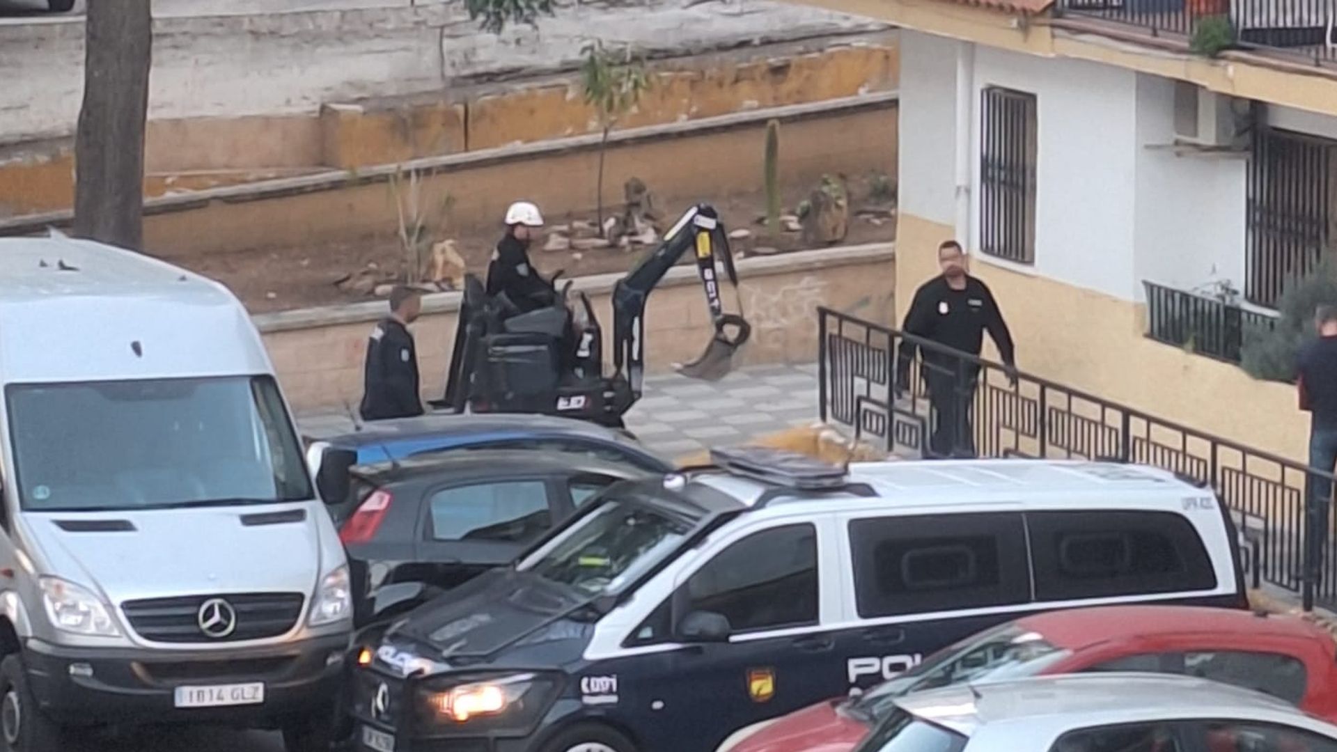 Agentes de la UDEV con una excavadora en la vivienda de Alejandro Navarro Ríos