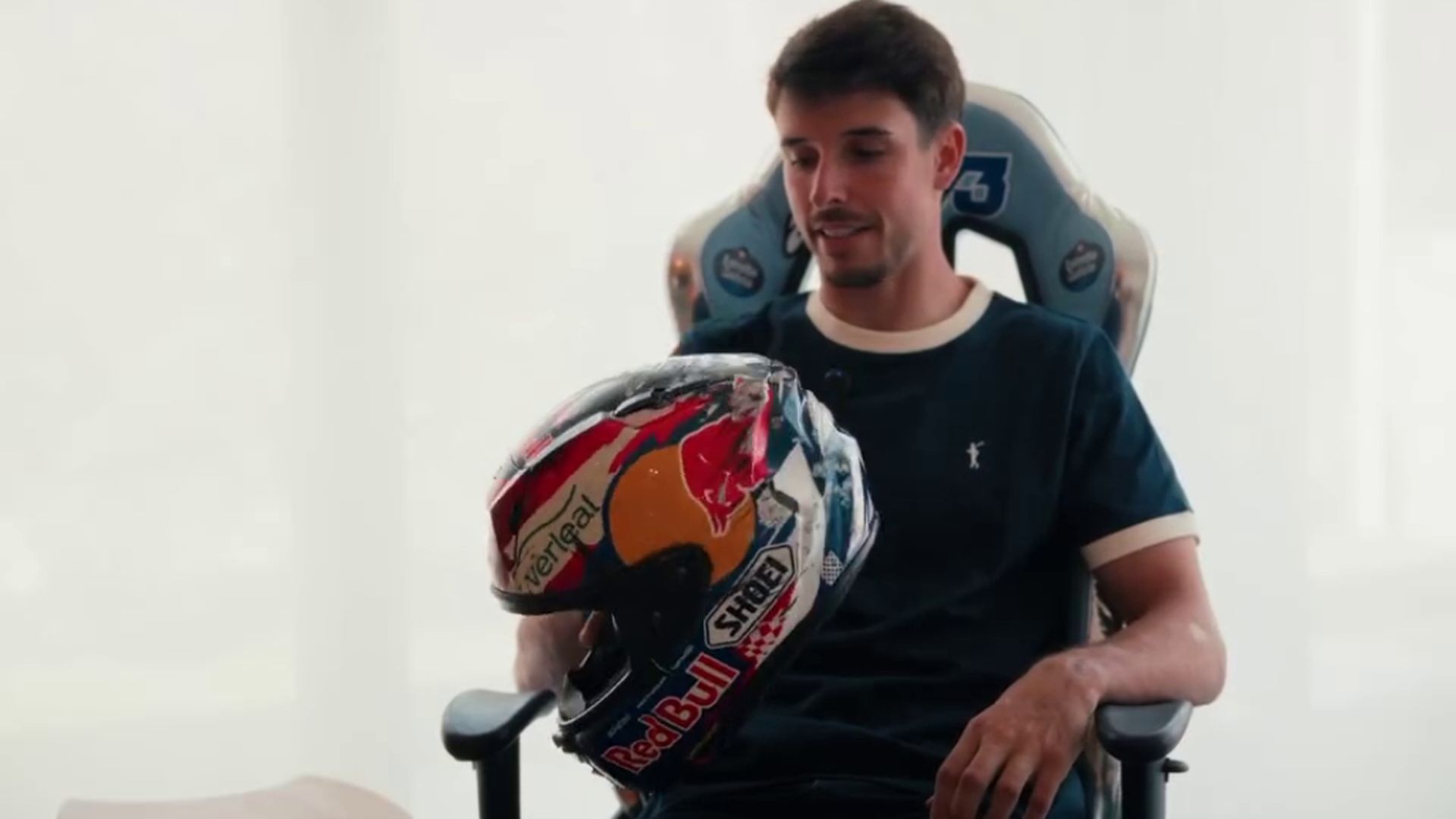 Álex Márquez, enseñando su casco Álex Márquez, enseñando su casco
