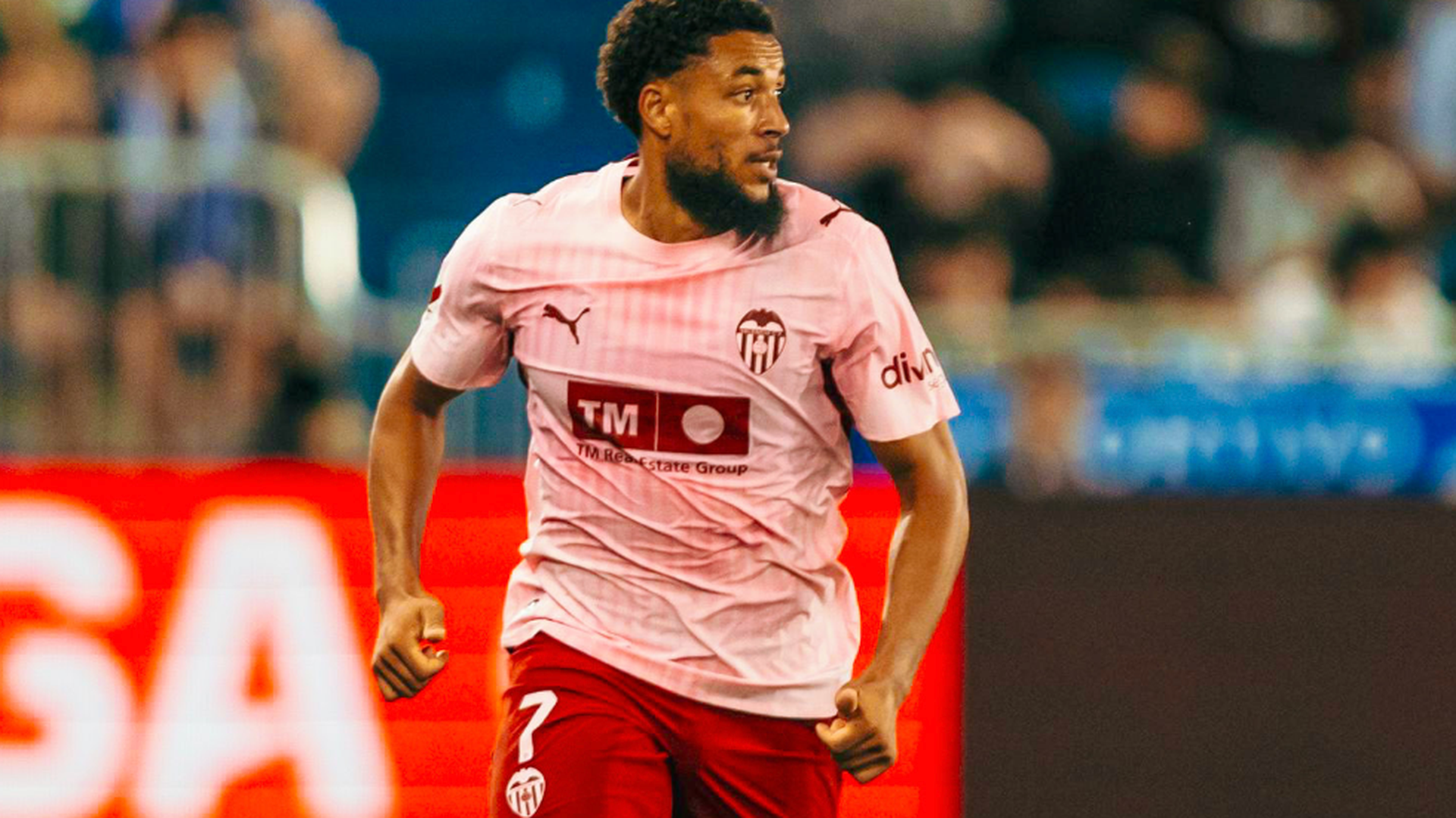 Arnaut Danjuma ante el Alavés Arnaut Danjuma ante el Alavés