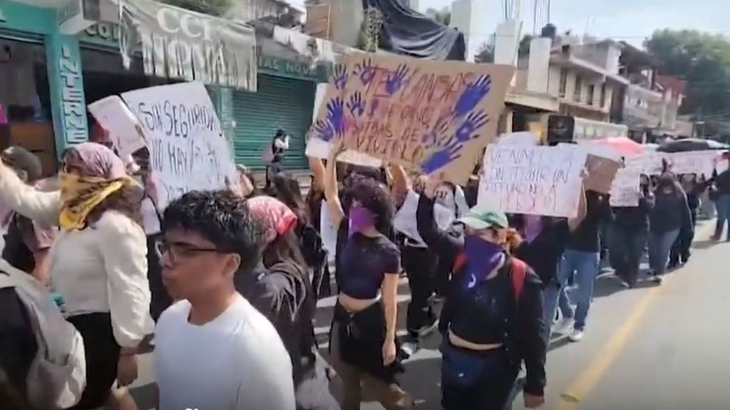 Así ha sido la marcha de cientos de estudiantes de la Universidad de Morelos en la que piden justicia por el asesinato de Claudia Tacoronte