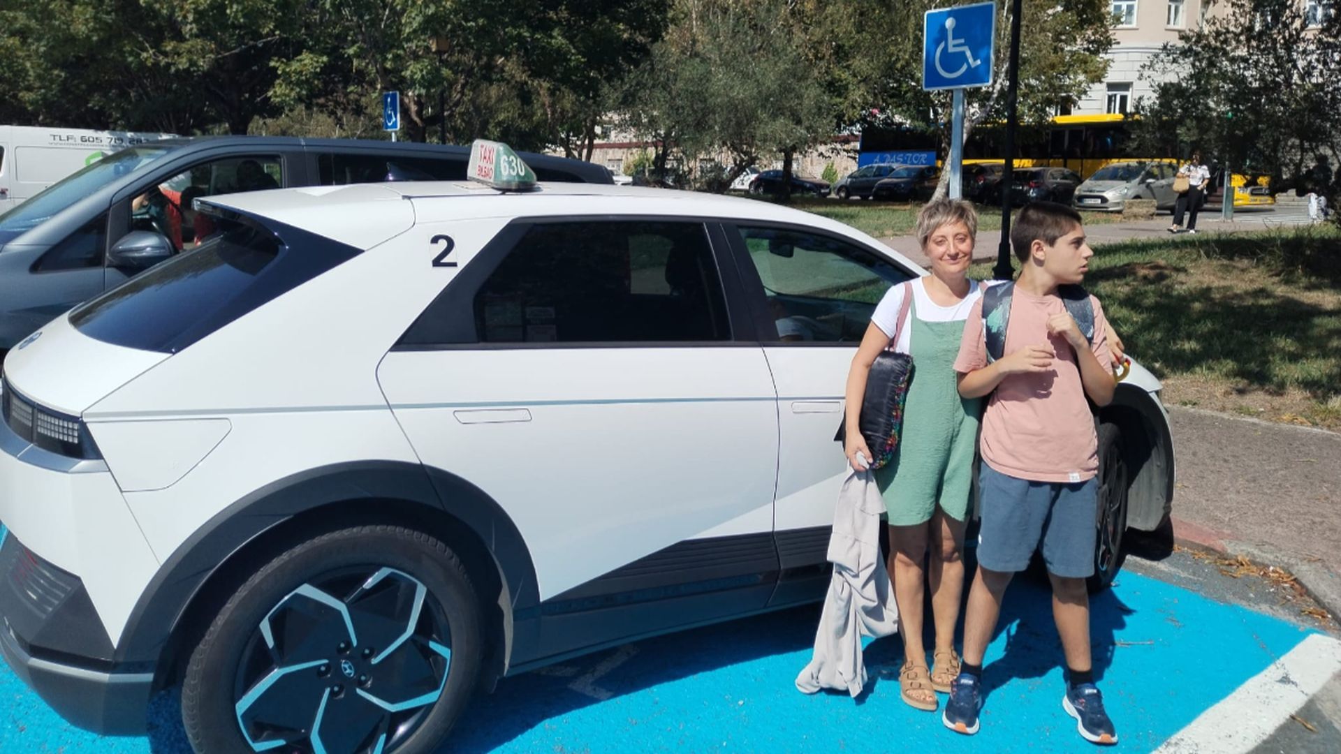 Beñat y su madre Yoli, junto al taxi en el que debería viajar con un monitor a diario para ir y volver de su colegio, en Derio Beñat y su madre Yoli, junto al taxi en el que debería viajar con un monitor a diario para ir y volver de su colegio, en Derio