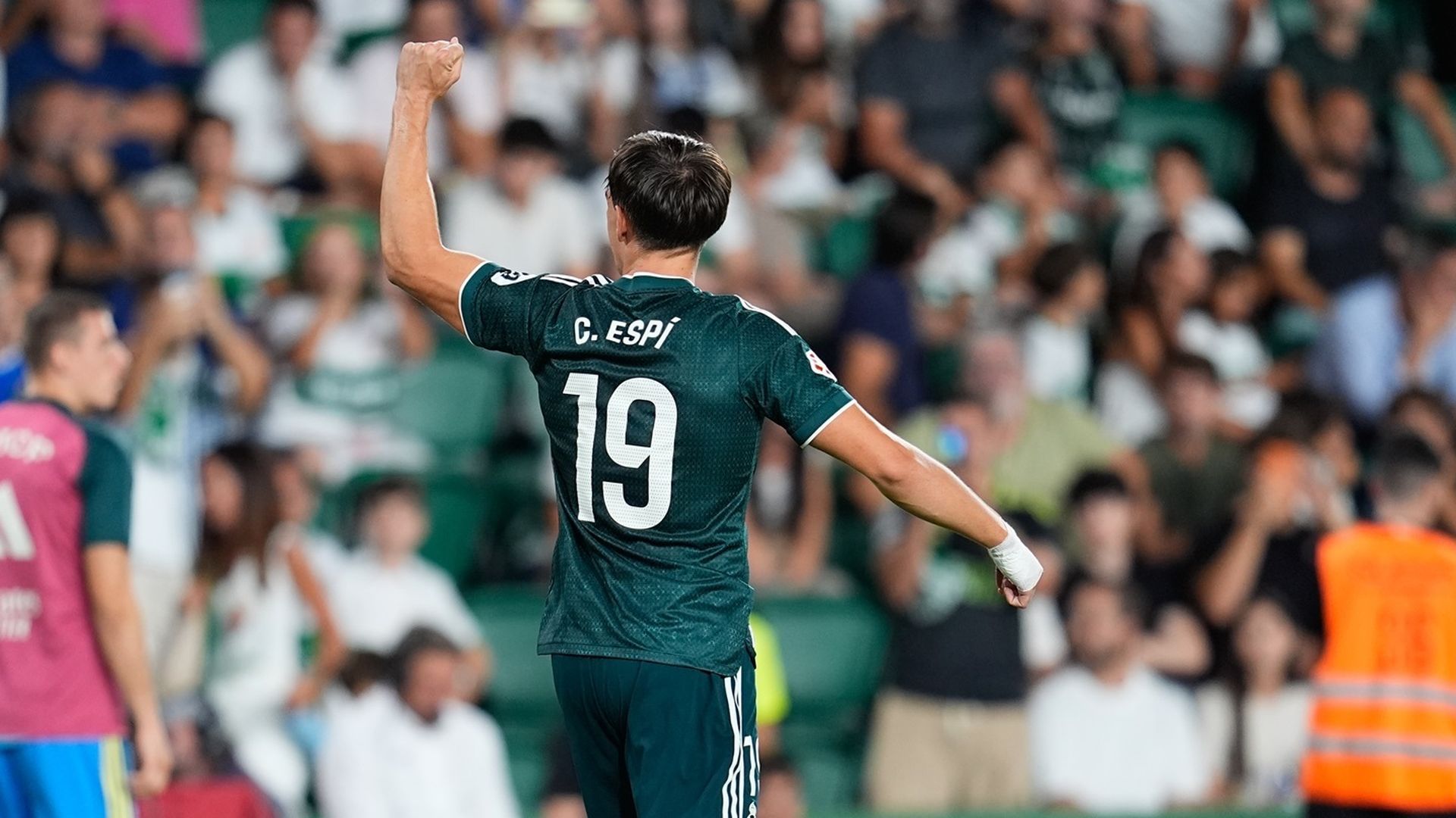Carlos Espí celebra su gol en el Elche - Real Madrid
