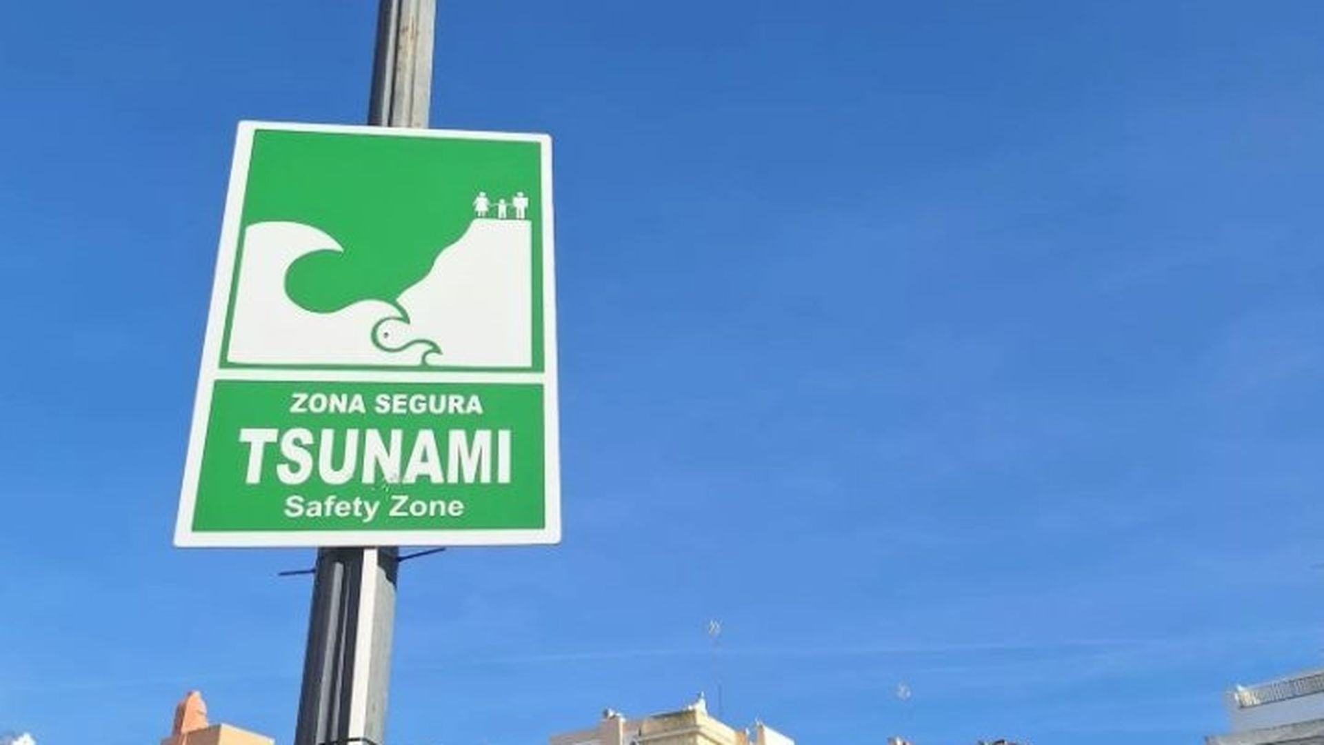 Cartel que informa de una zona segura ante un tsunami en Cádiz Cartel que informa de una zona segura ante un tsunami en Cádiz
