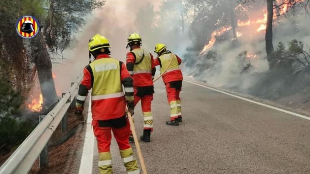 El incendio en Tuéjar, descontrolado, obliga a la evacuación de un camping