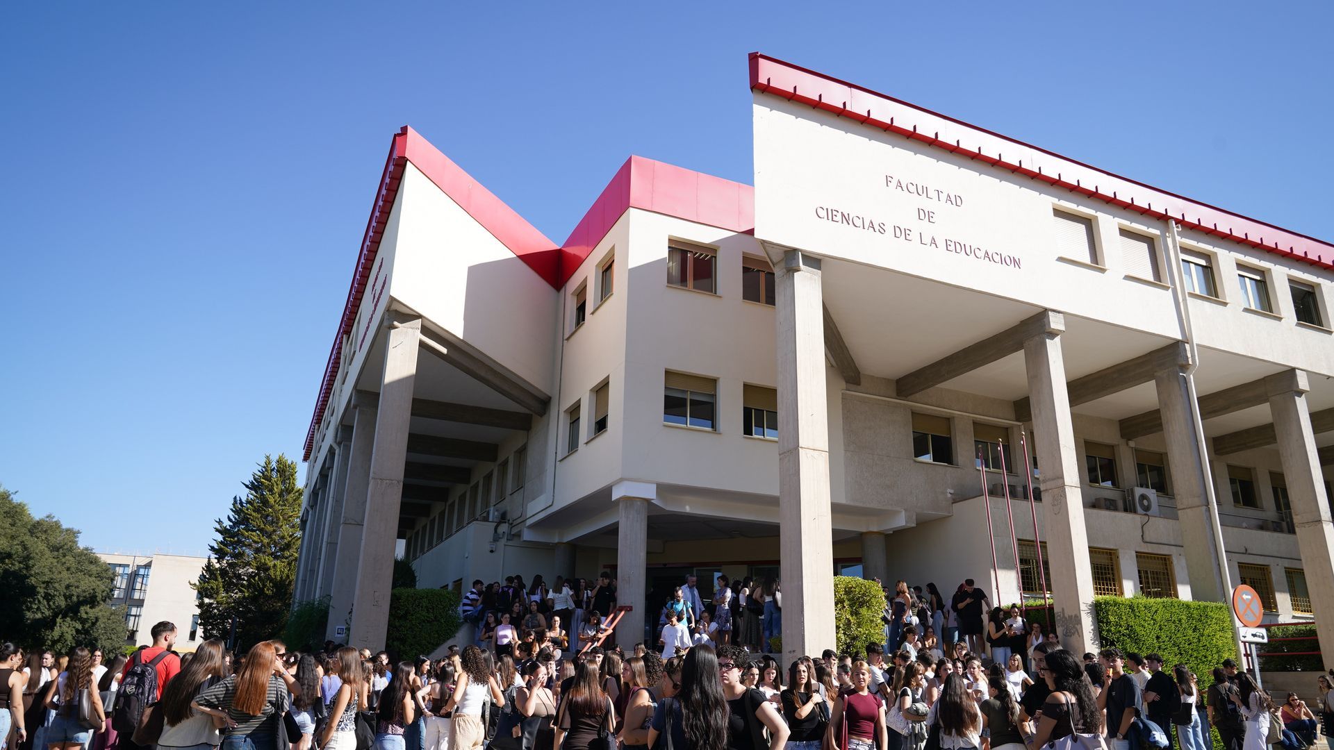 El minuto de silencio celebrado en la Universidad de Granada en memoria de Claudia, la estudiante canaria de 21 años asesinada en México El minuto de silencio celebrado en la Universidad de Granada en memoria de Claudia, la estudiante canaria de 21 años asesinada en México