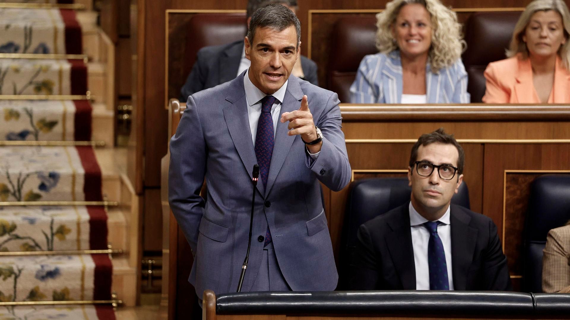 El presidente del Gobierno, Pedro Sánchez (i) interviene junto con el vicepresidente primero y ministro de Economía Carlos Cuerpo