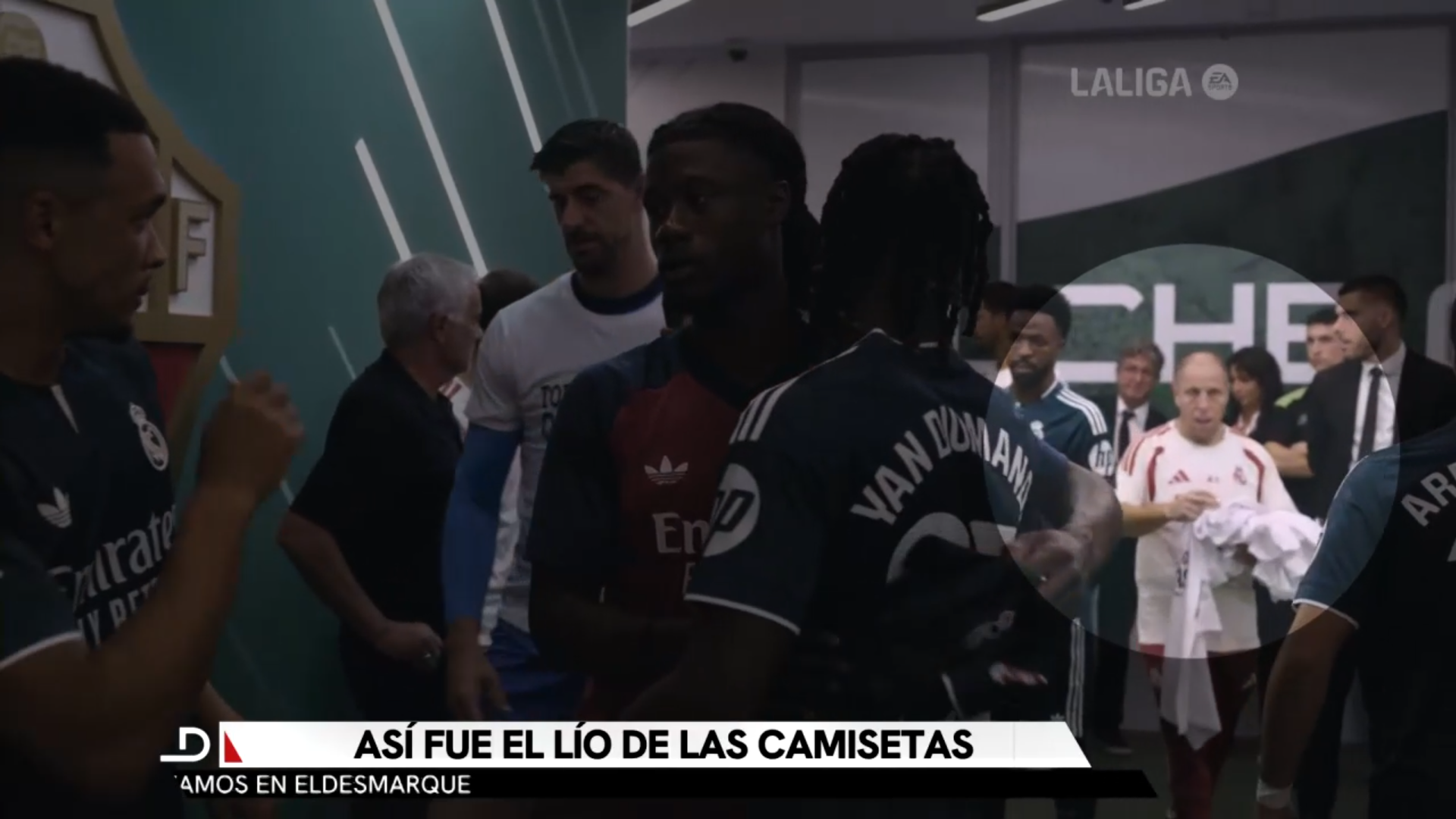 El utillero, con las camisetas de Ceuta