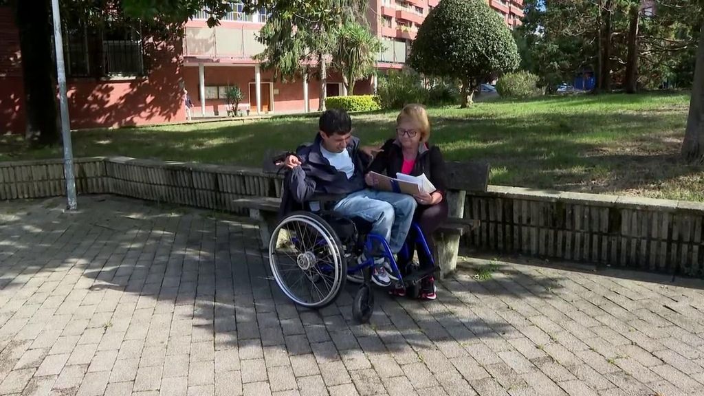Encarni, cuidadora y madre de Lander, con 37 años y discapacidad del 92%: "Yo también estoy tocada, son muchos años"