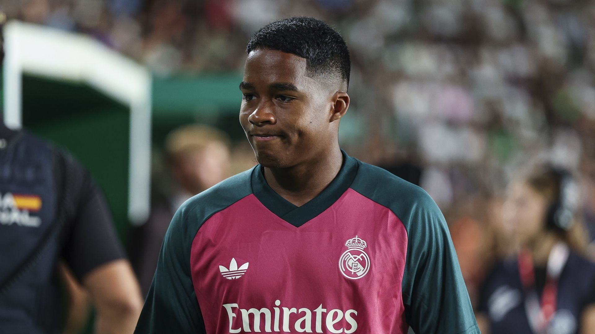 Endrick, jugador del Real Madrid, en el Martínez Valero Endrick, jugador del Real Madrid, en el Martínez Valero