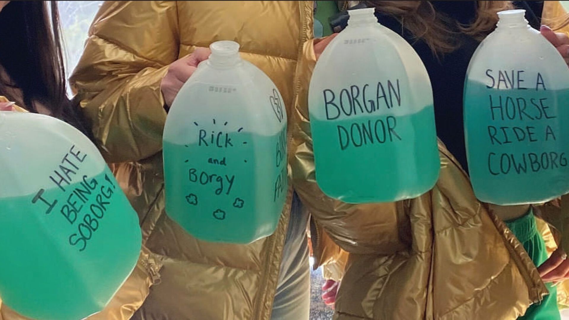 Foto de unas chicas sujetando un BORG obtenida por los miembros del grupo de investigación Foto de unas chicas sujetando un BORG obtenida por los miembros del grupo de investigación