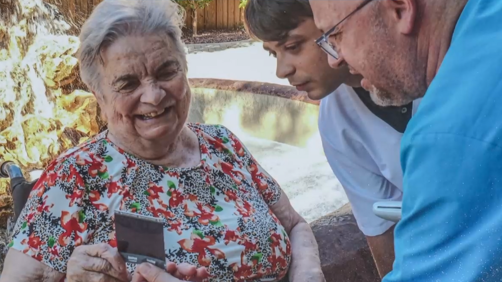 Fotografías instantáneas para ayudar a pacientes con alzhéimer a recordar el presente: así es el proyecto de Pilar Silvestre