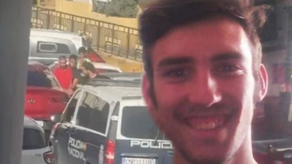 Imágenes de la tensión en la barriada de la Dehesa de Ronda, en Málaga, tras las detenciones por la desaparición de Alejandro