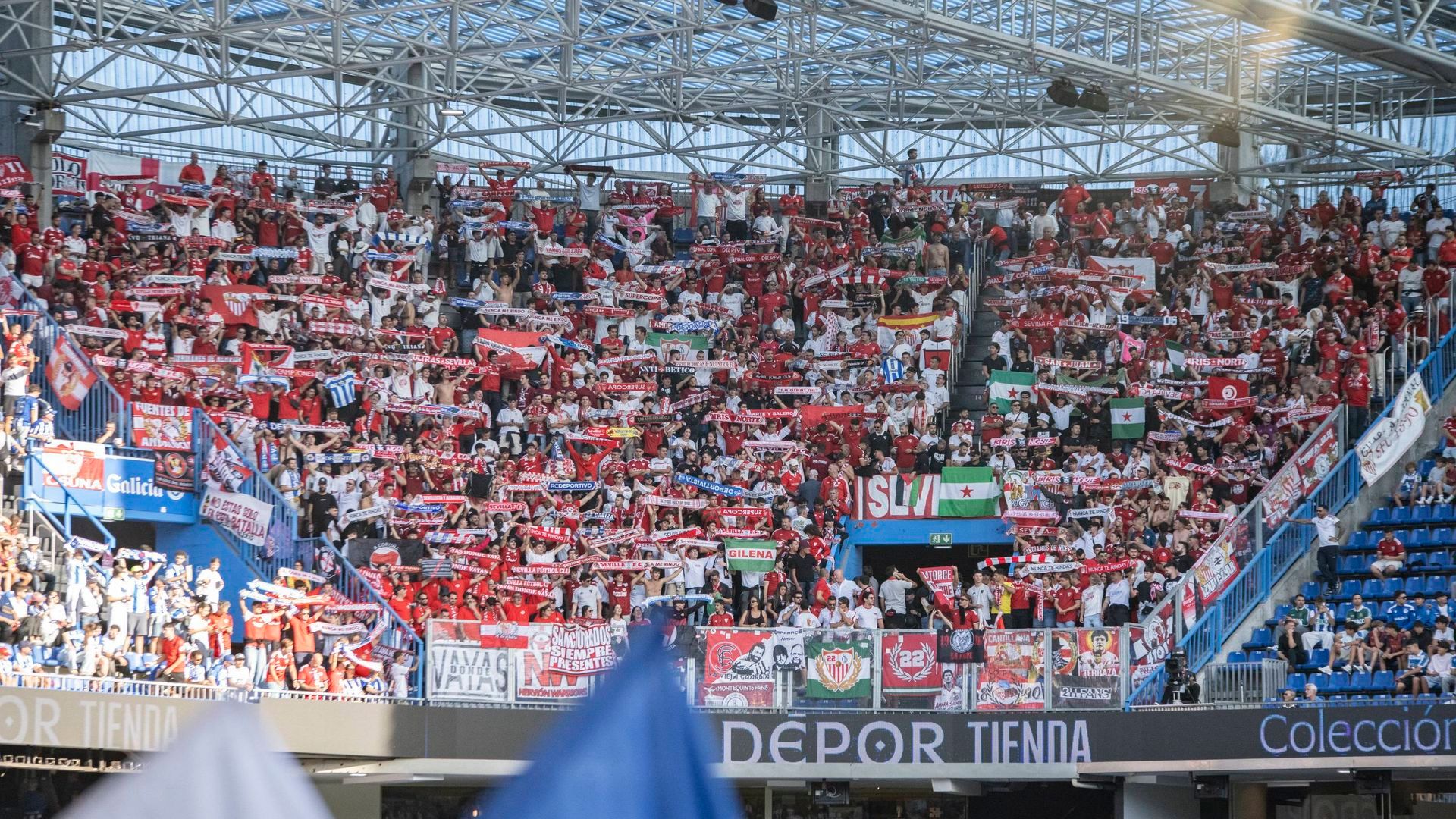 La afición sevillista, en el Deportivo - Sevilla