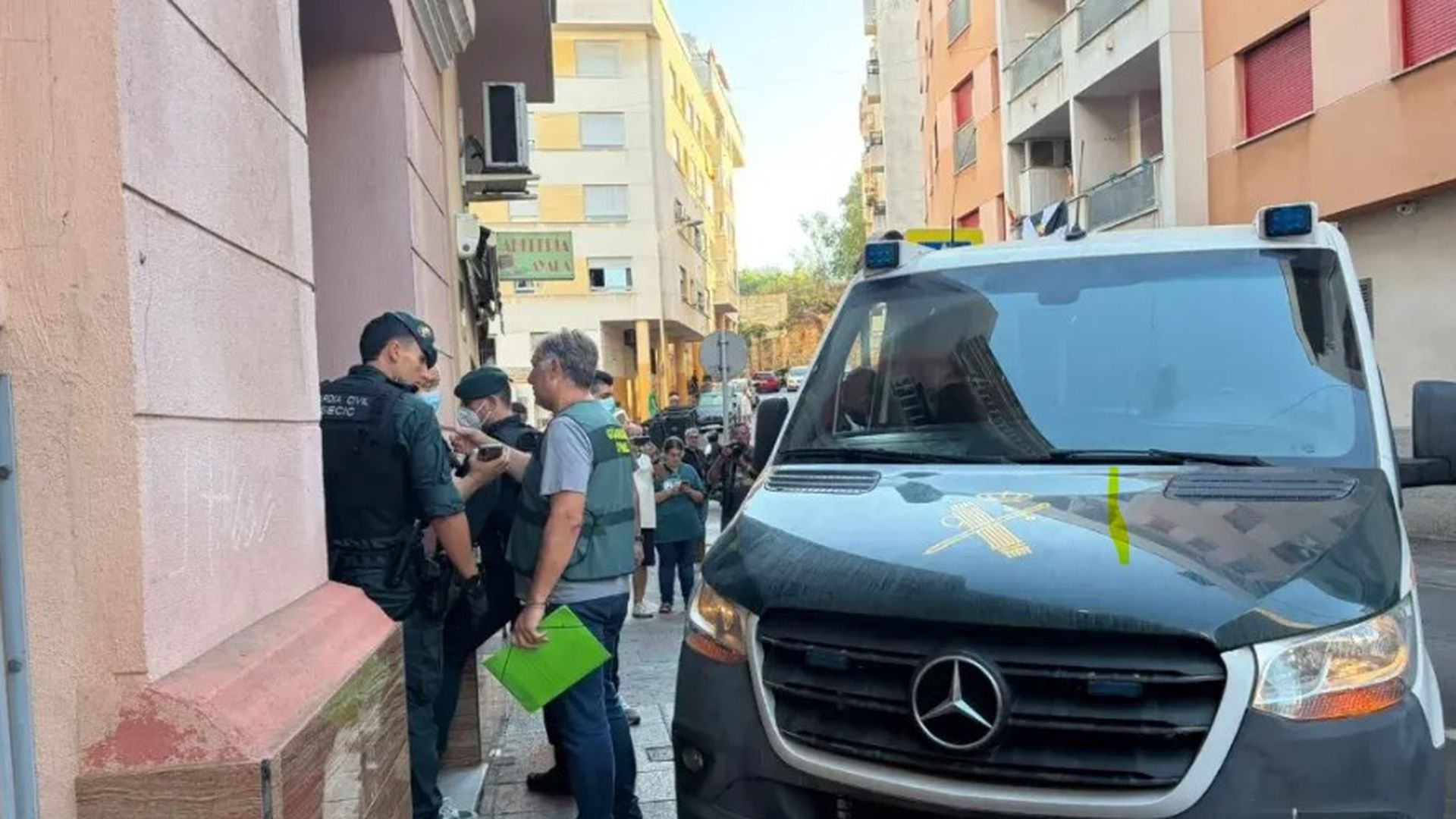 La Guardia Civil desmantela en Ceuta una 'casa patera' con 24 inmigrantes de los que llegaron en julio La Guardia Civil desmantela en Ceuta una 'casa patera' con 24 inmigrantes de los que llegaron en julio