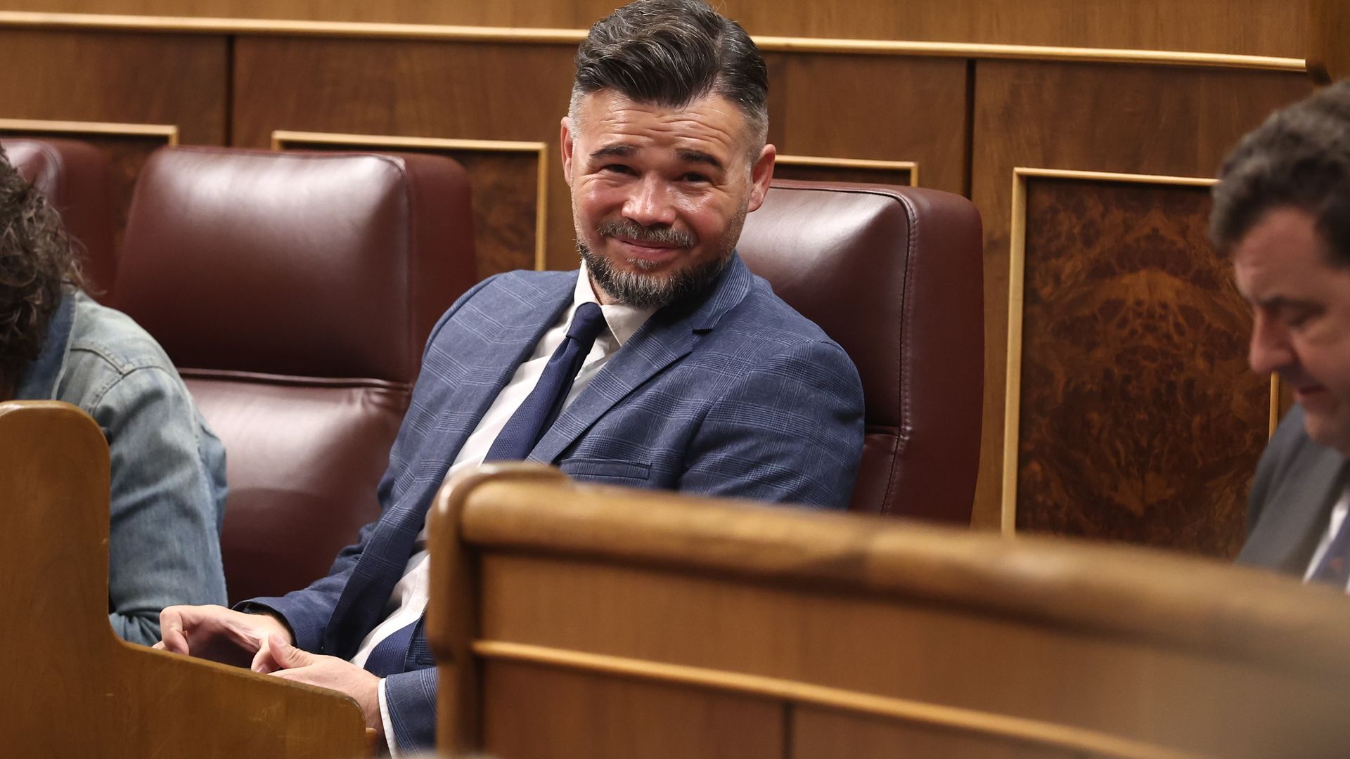 La respuesta de Gabriel Rufián a la abstención del PSOE sobre la propuesta de Sumar para prohibir la compra de pisos a los fondos: "Yo seré un perro, pero..." La respuesta de Gabriel Rufián a la abstención del PSOE sobre la propuesta de Sumar para prohibir la compra de pisos a los fondos: "Yo seré un perro, pero..."