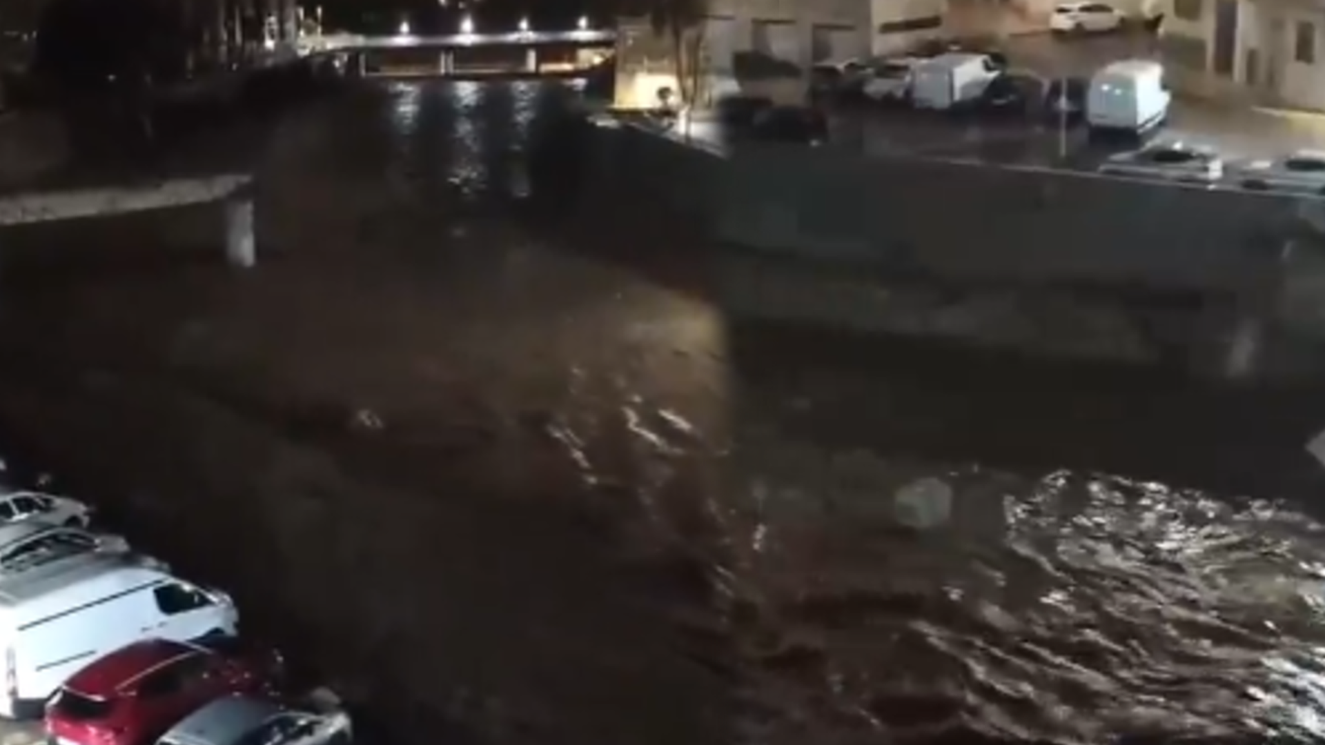 Las preocupantes imágenes del barranco del Poyo de Paiporta, en alerta por riesgo de inundación: coches flotando y vecinos angustiados Las preocupantes imágenes del barranco del Poyo de Paiporta, en alerta por riesgo de inundación: coches flotando y vecinos angustiados