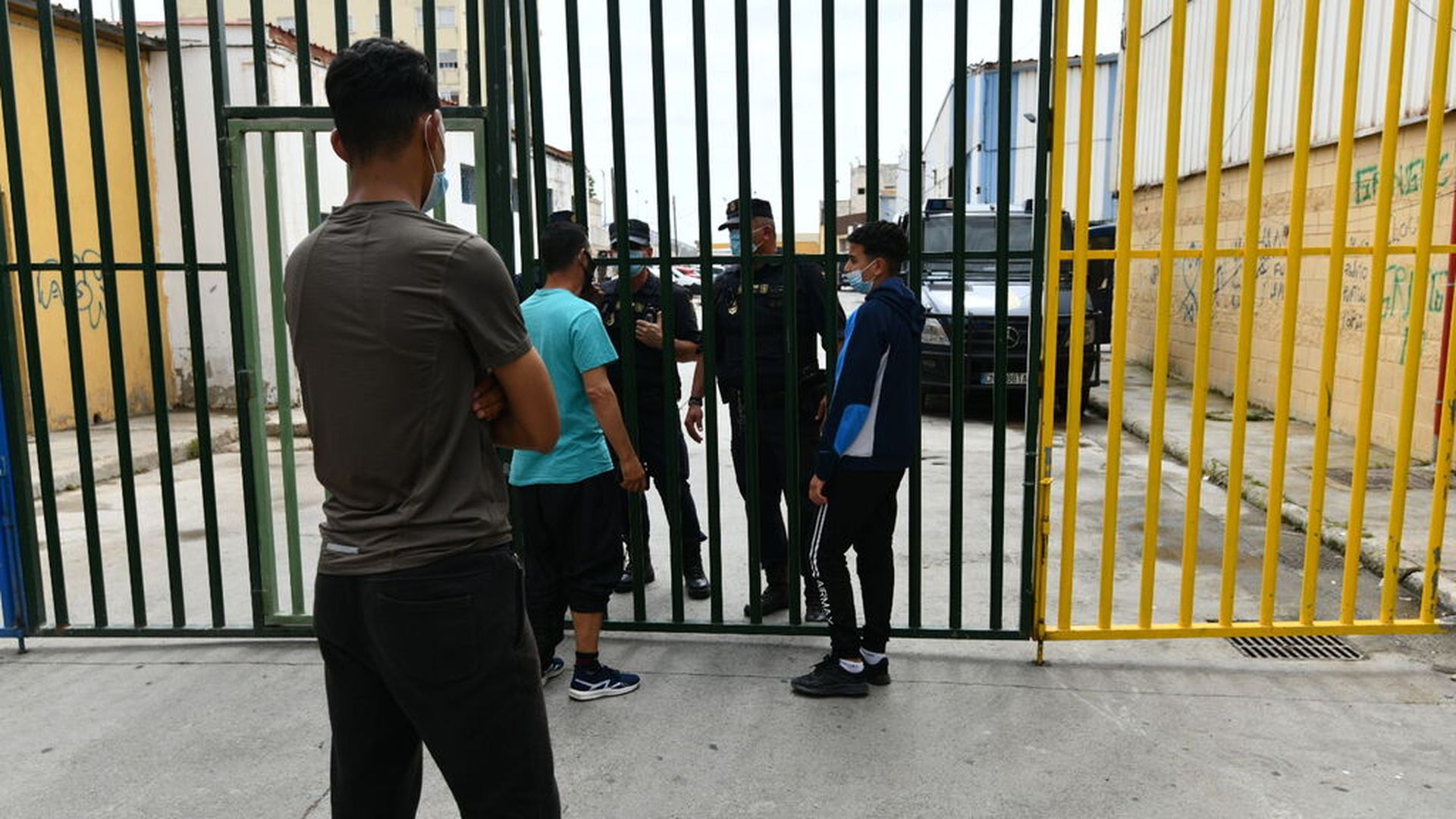 Los menores en Ceuta esperan poder pasar a la península