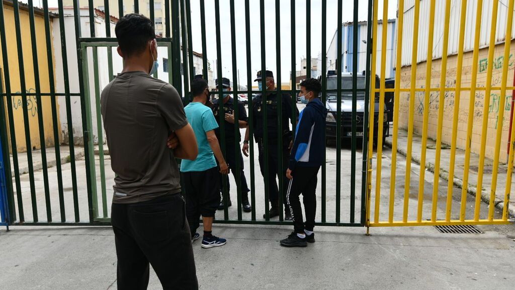 Los menores en Ceuta esperan poder pasar a la península