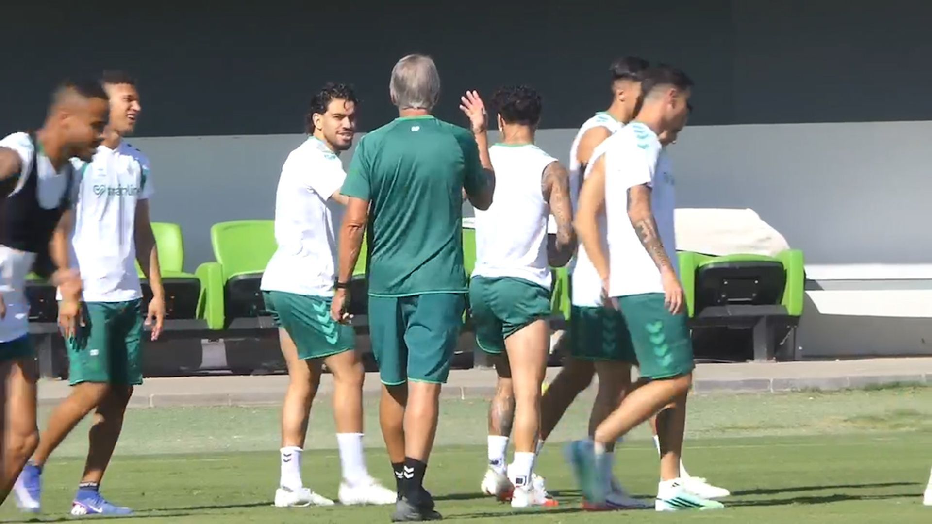 Manuel Pellegrini hablando con Ez Abde durante el entrenamiento del Real Betis