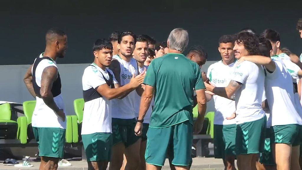 Manuel Pellegrini se niega a que sus jugadores le hagan un pasillo de collejas por su cumpleaños