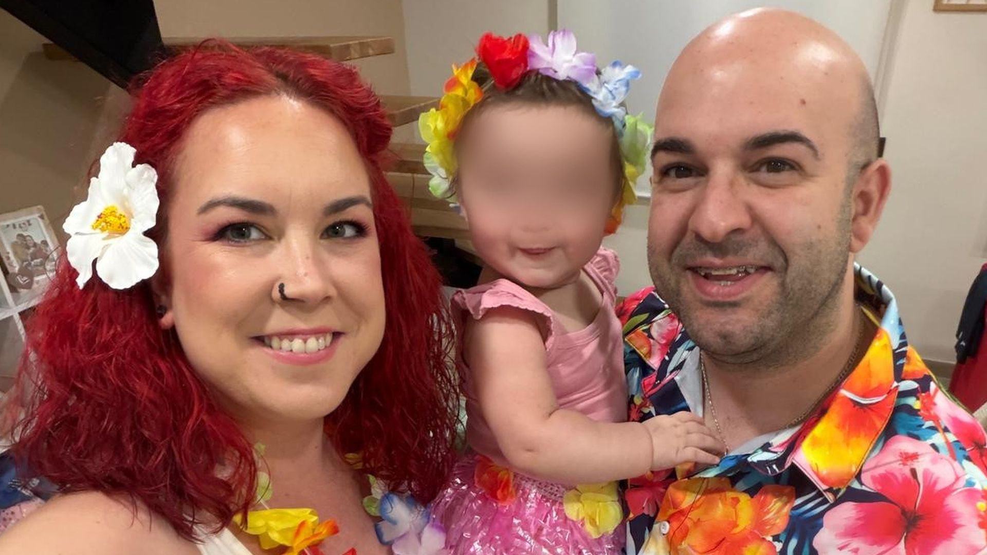 Nora, diagnosticada con la enfermedad de Hirschsprung, junto a sus padres Tania y Miguel Nora, diagnosticada con la enfermedad de Hirschsprung, junto a sus padres Tania y Miguel