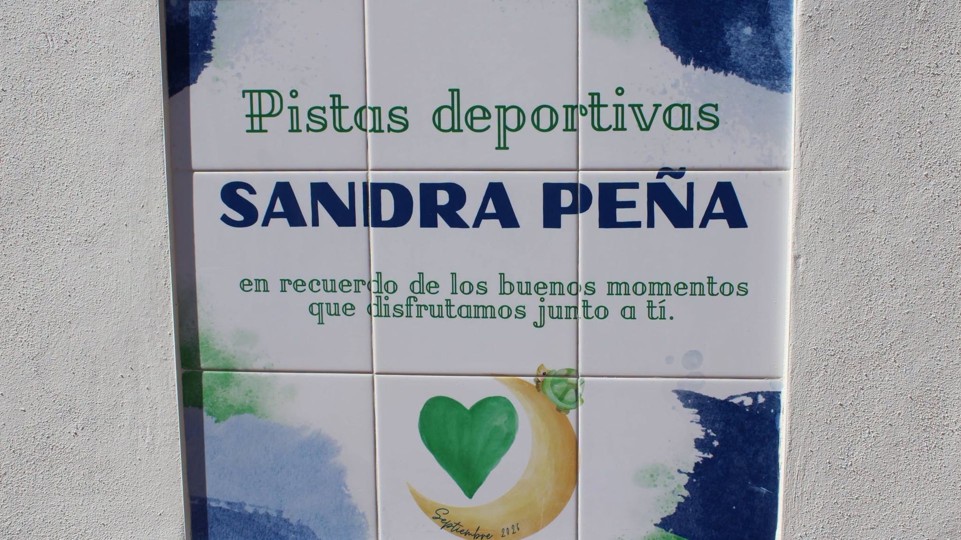 Placa instalada en la Urbanización Las Torres, en recuerdo a Sandra Peña Placa instalada en la Urbanización Las Torres, en recuerdo a Sandra Peña