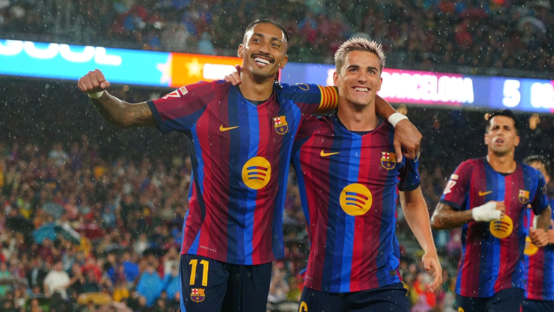 Raphinha celebra con Gavi uno de sus goles en el Barcelona-Racing