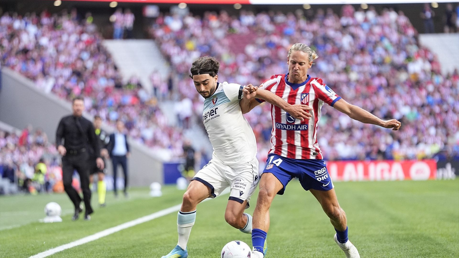 Raúl Moro y Marcos Llorente pugnan por un balón en el Atlético-Osasuna