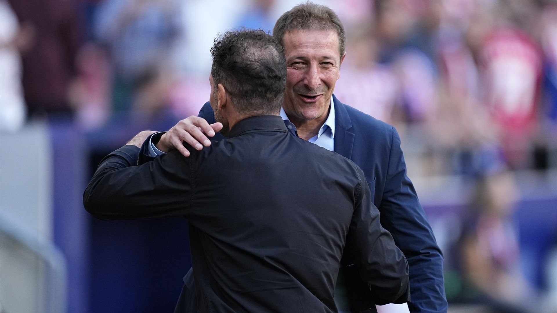 Simeone saluda a Luis Miguel Ramis antes del Atlético-Osasuna