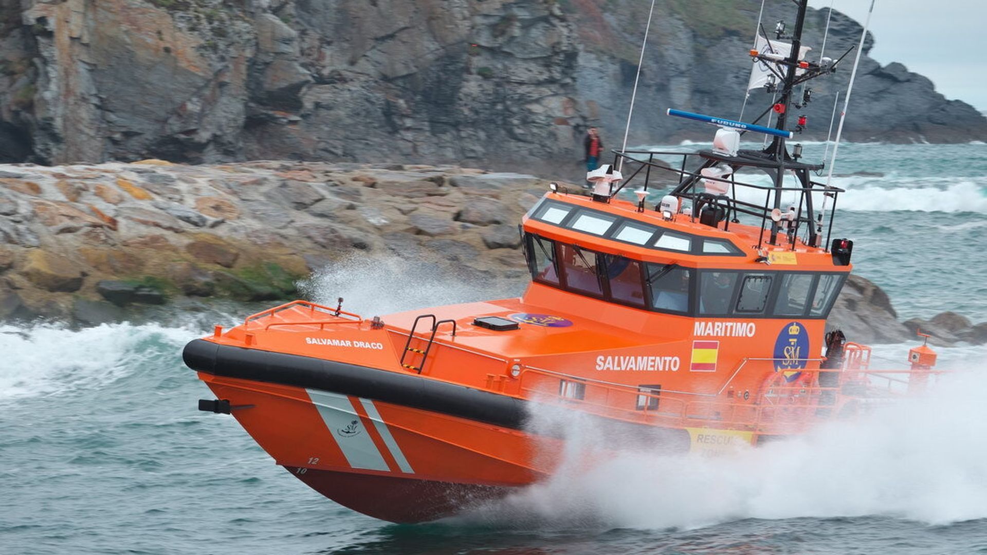 Tres muertos, un herido crítico y 65 personas rescatadas tras el naufragio en una lancha en Lanzarote Tres muertos, un herido crítico y 65 personas rescatadas tras el naufragio en una lancha en Lanzarote