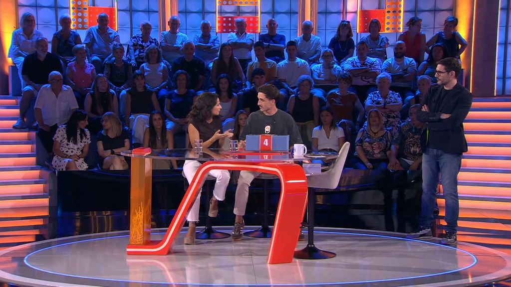 Adri, de Alicante, se la juega en ‘¡Allá tú!’: “La 20 es al última carta de la baraja de mi abuelo”