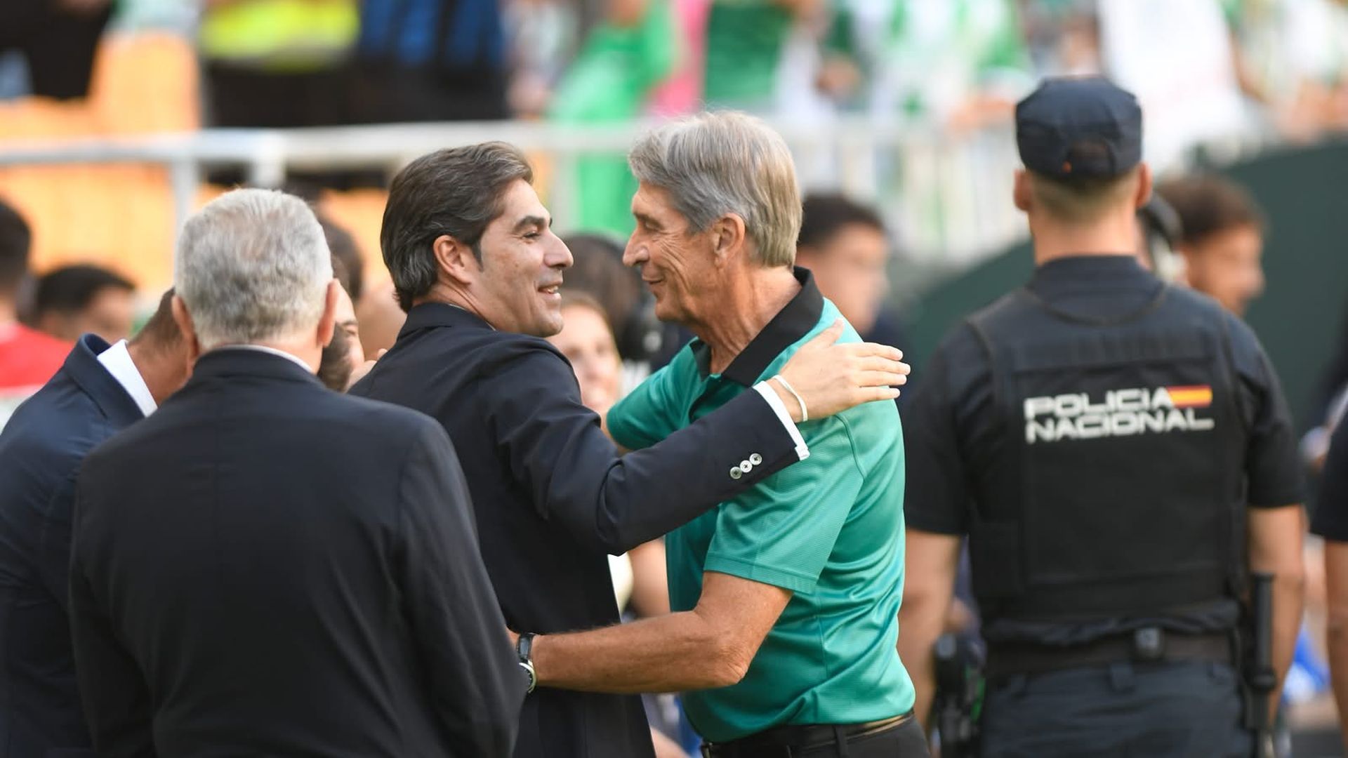 Ángel Haro abraza a Manuel Pellegrini Ángel Haro abraza a Manuel Pellegrini