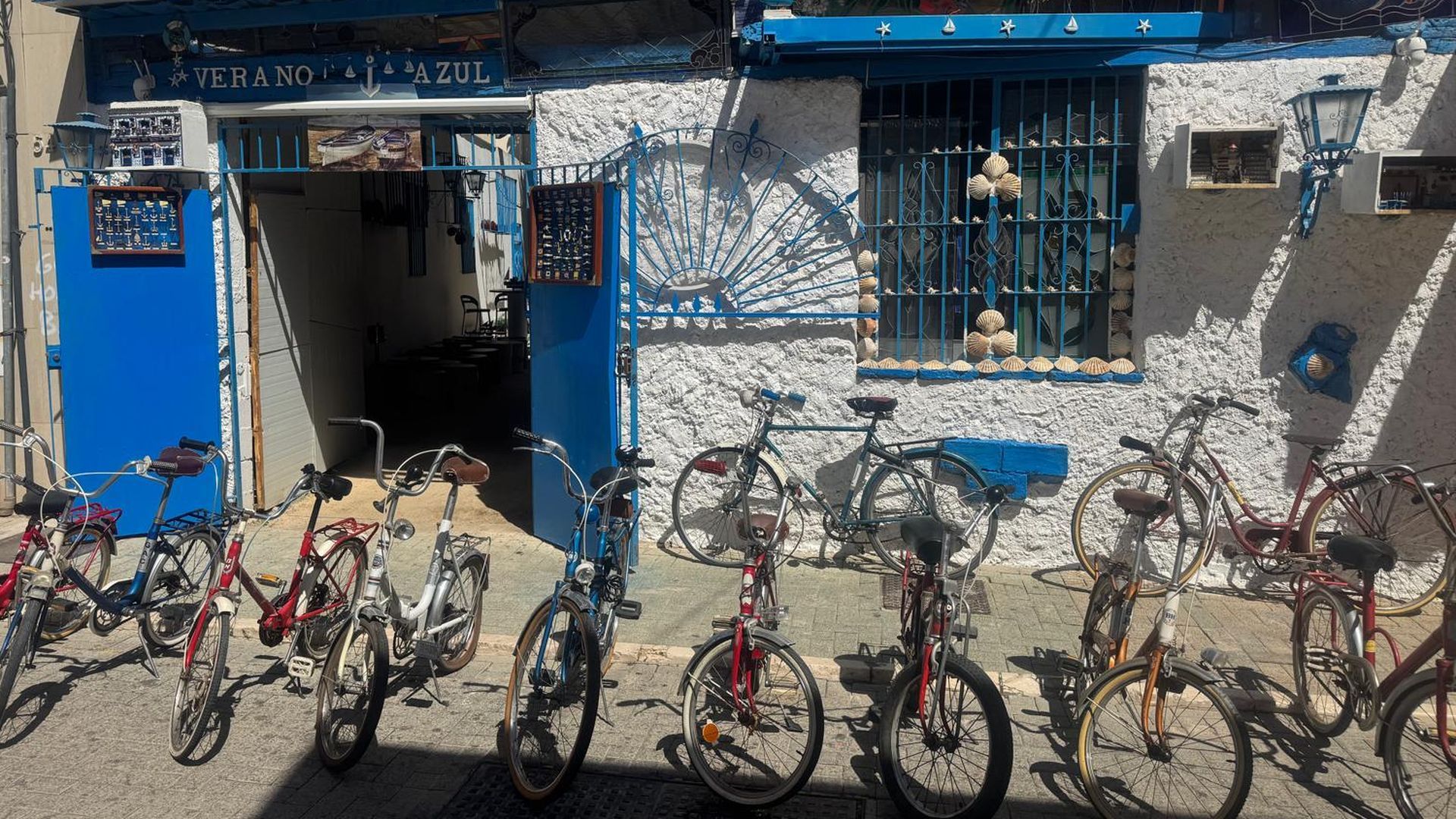 ‘Barrio Verano Azul’: El tour que recorre La Trinidad y El Perchel en Málaga pedaleando en bici como Tito y Piraña ‘Barrio Verano Azul’: El tour que recorre La Trinidad y El Perchel en Málaga pedaleando en bici como Tito y Piraña