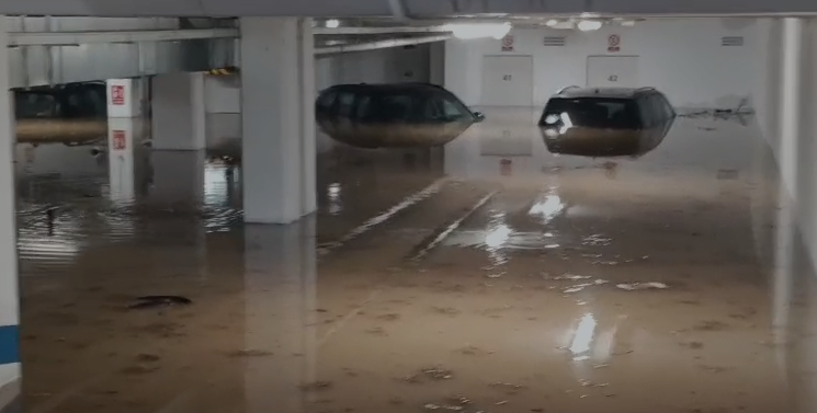 Coches bajo el agua en el garaje