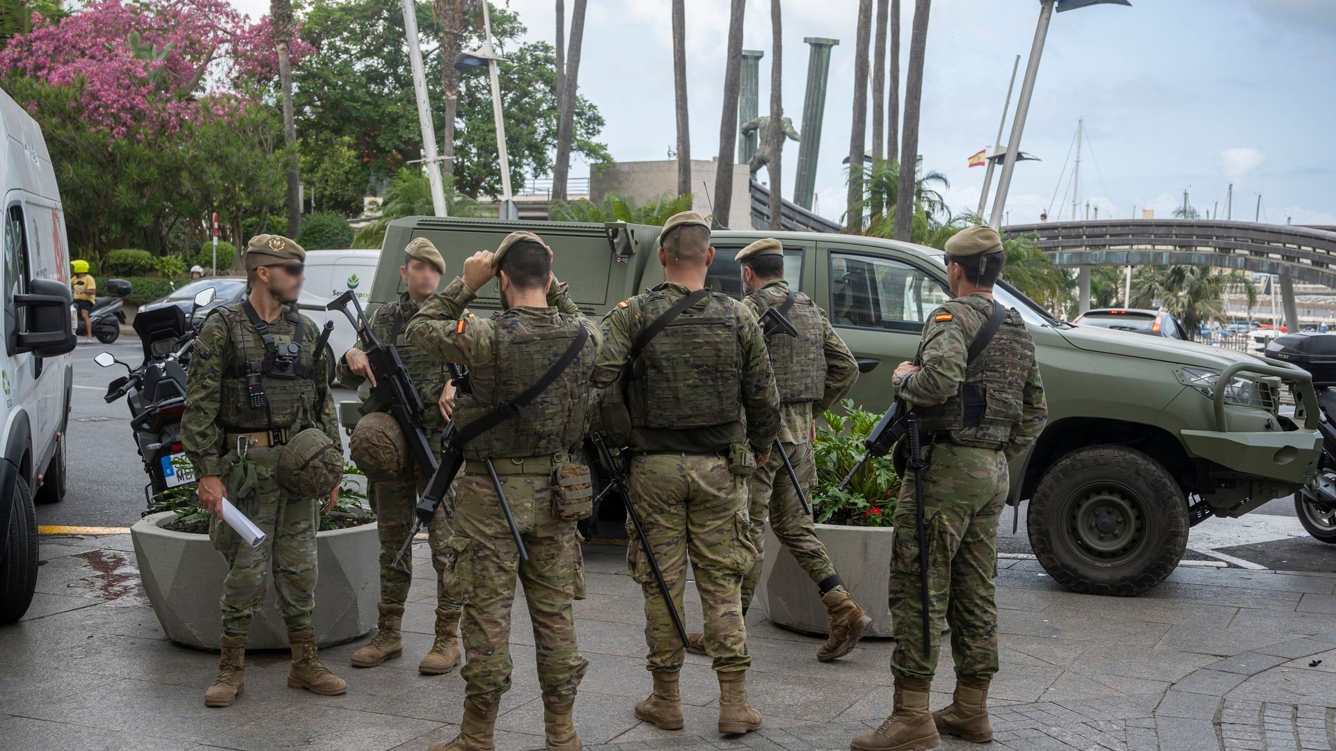 Evacúan a dos militares de Ceuta al Hospital Gómez Ulla de Madrid tras ser "víctimas de agresiones" de inmigrantes Evacúan a dos militares de Ceuta al Hospital Gómez Ulla de Madrid tras ser "víctimas de agresiones" de inmigrantes